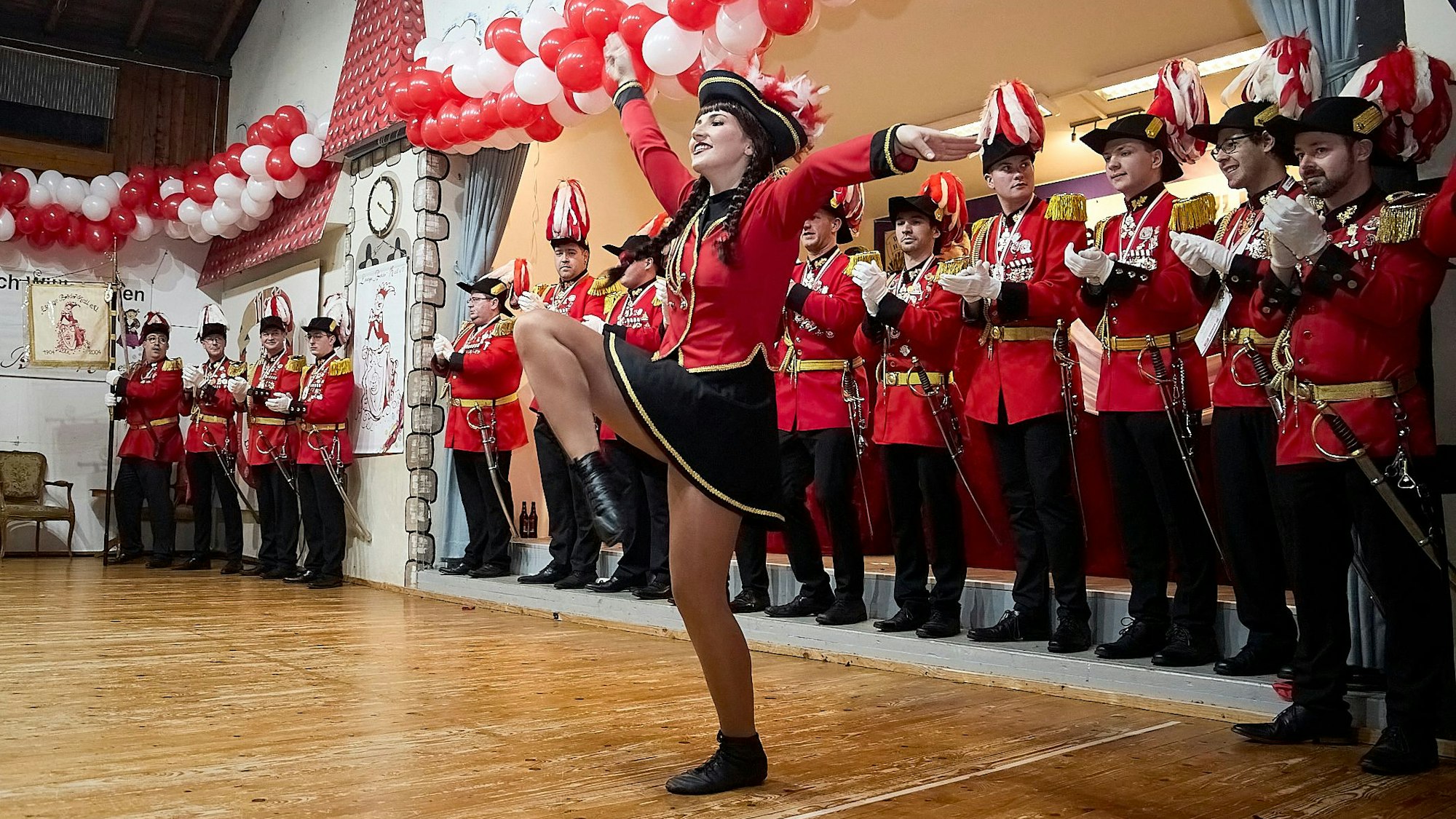 Johanna Pütz wird bei ihrem Tanz von den Mitgliedern der Prinzengarde beklatscht.