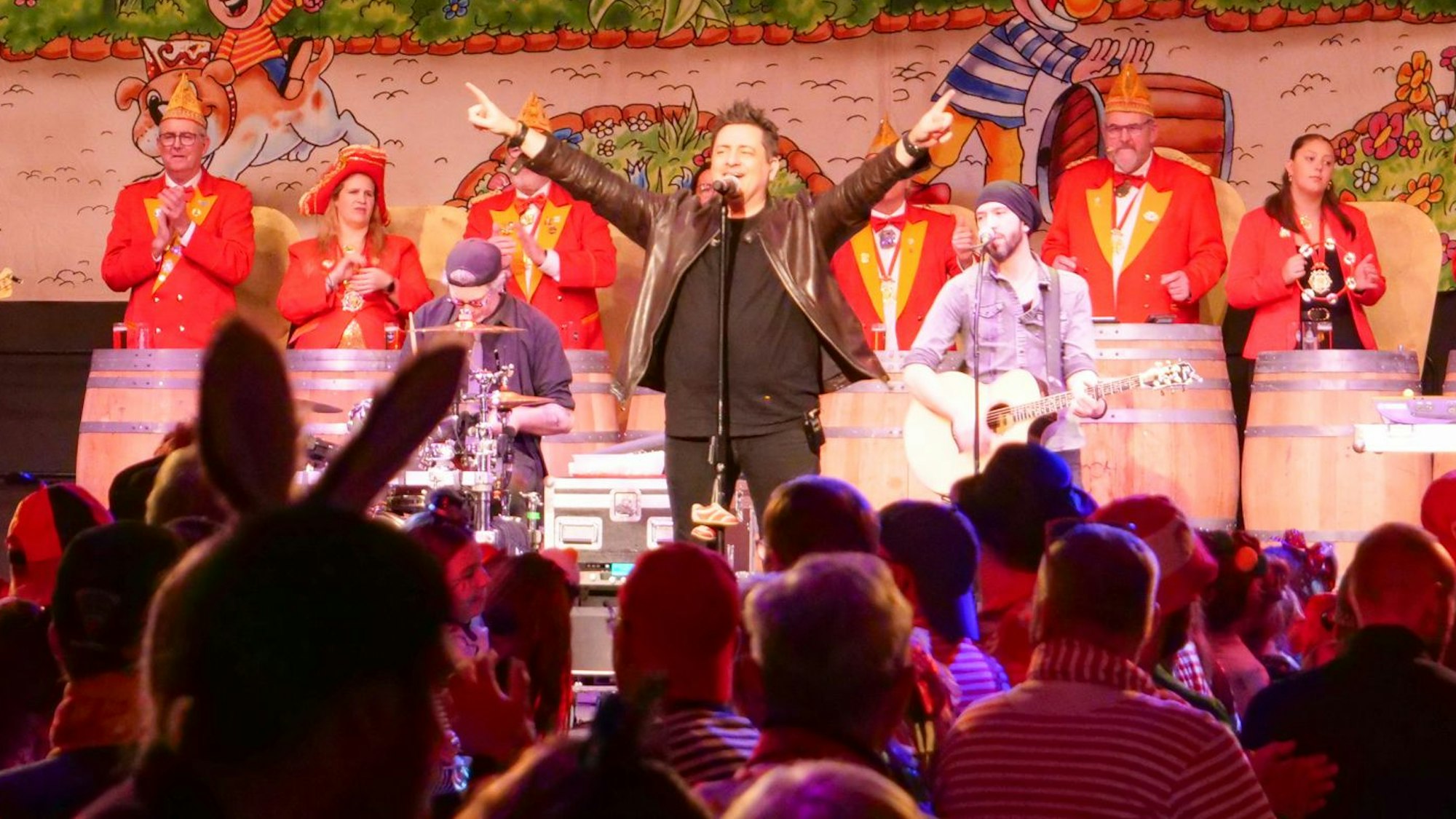 Das Bild zeigt einen Sänger auf der Bühne