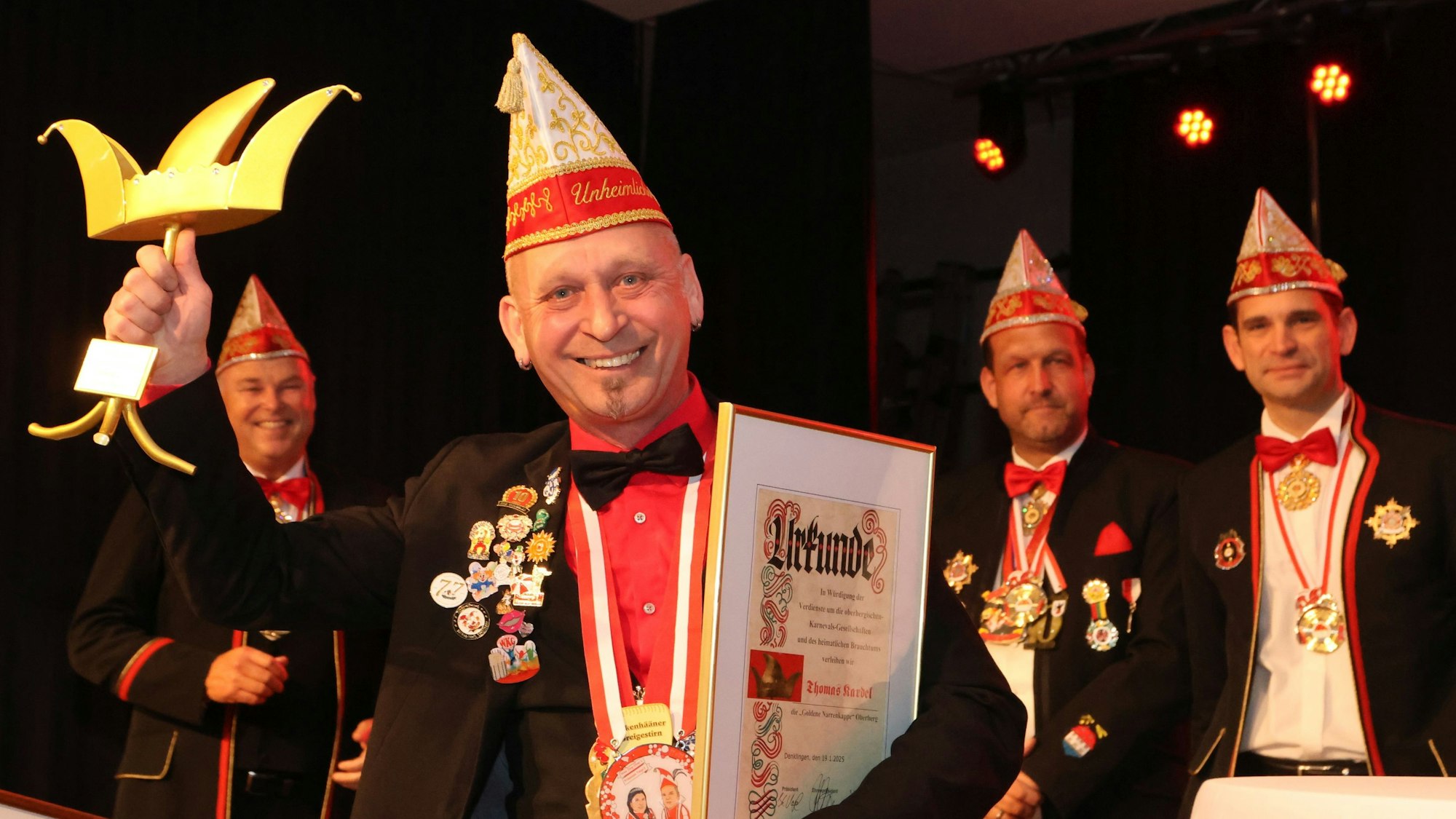 Der Preisträger Thomas Kardel, im Hintergrund (v.l.) Ralf Langhein, Kai Vogel und Dennis Spexard.