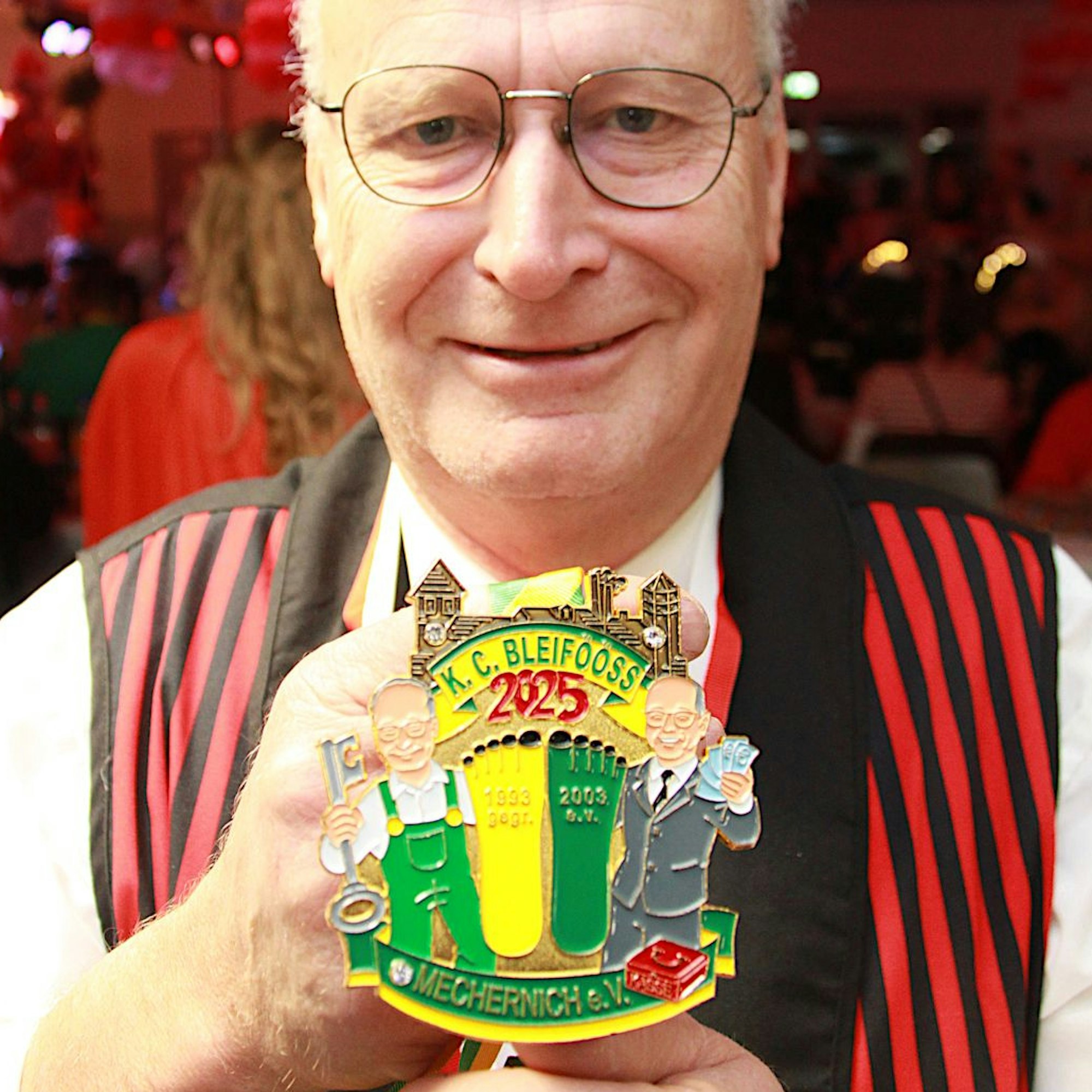 Bürgermeister Dr. Hans-Peter Schick präsentiert den ihm gewidmeten Karnevalsorden.