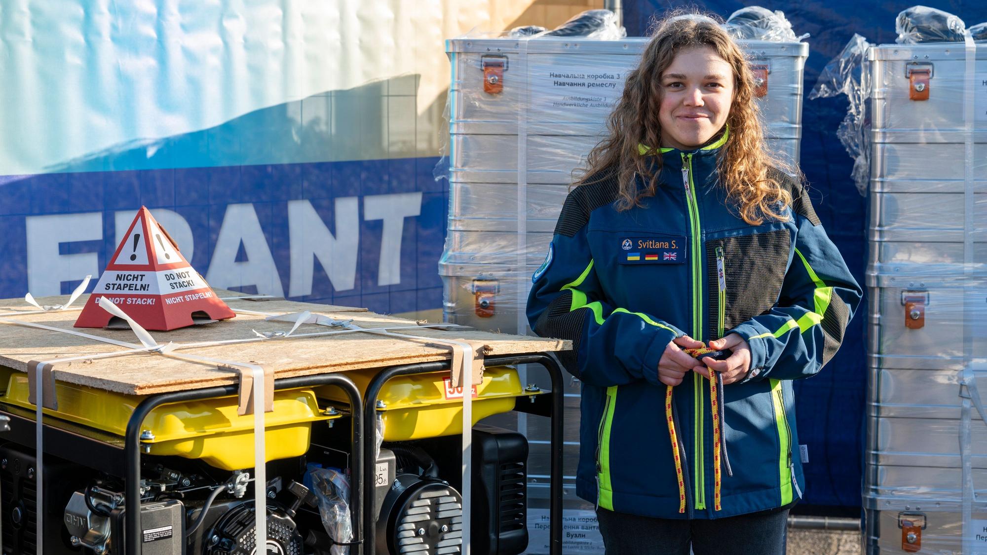 18.01.2025, Köln: Die Ukrainerin Svitlana freut sich über die Hilfe des THW. Die THW-Jugend e.V. übergibt 16 Materialsätze speziell für die Ausbildung von jungen Rettern an den ukrainischen Jugendverband „Schule der Sicherheit“. Foto: Uwe Weiser