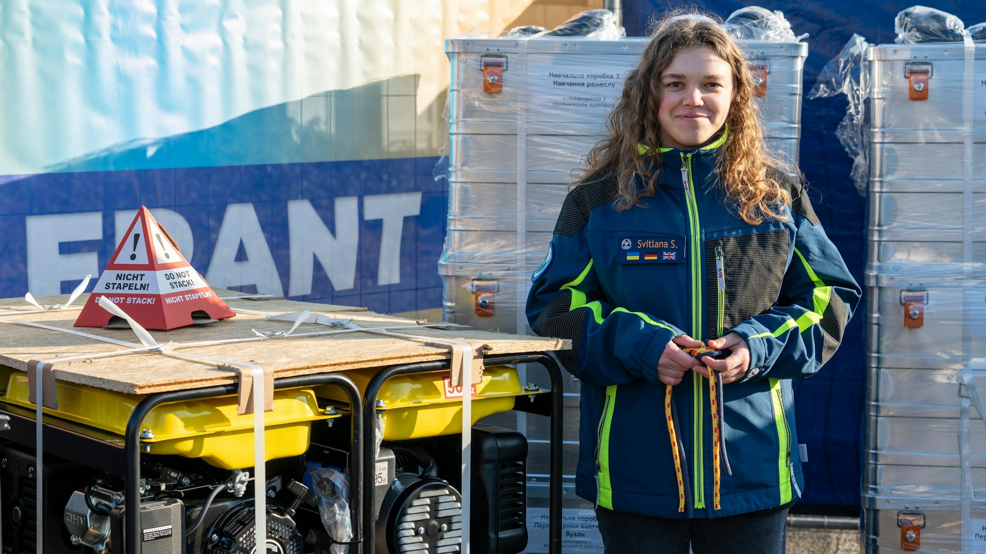 18.01.2025, Köln: Die Ukrainerin Svitlana freut sich über die Hilfe des THW. Die THW-Jugend e.V. übergibt 16 Materialsätze speziell für die Ausbildung von jungen Rettern an den ukrainischen Jugendverband „Schule der Sicherheit“. Foto: Uwe Weiser