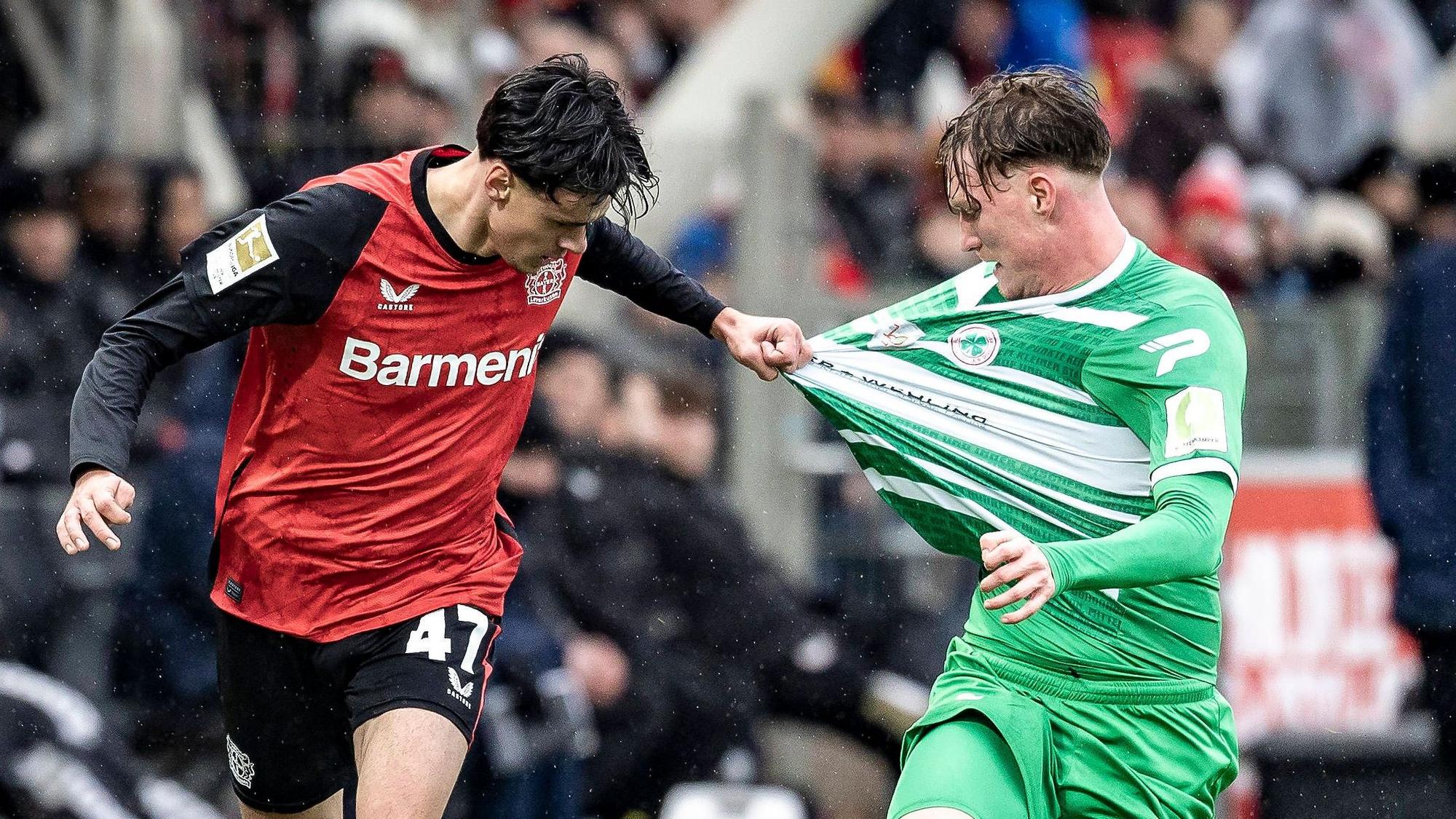 Testspiel Bayer 04 Leverkusen - Rot-Weiß Oberhausen, 05.01.2025 Kerim Alajbegovic Bayer 04 Leverkusen, 47 und Simon Ludwig Rot-Weiß Oberhausen, 24 im Zweikampf Testspiel Bayer 04 Leverkusen - Rot-Weiß Oberhausen am 05.01.2025 im Ulrich Haberland Stadion in Leverkusen. DIE DFL-VORSCHRIFTEN VERBIETEN JEDE VERWENDUNG VON FOTOS ALS BILDSEQUENZEN UND/ODER QUASI-VIDEO. *** Test match Bayer 04 Leverkusen Rot Weiß Oberhausen, 05 01 2025 Kerim Alajbegovic Bayer 04 Leverkusen, 47 and Simon Ludwig Rot Weiß Oberhausen, 24 in a duel Test match Bayer 04 Leverkusen Rot Weiß Oberhausen on 05 01 2025 at Ulrich Haberland Stadium in Leverkusen THE DFL REGULATIONS PROHIBIT ANY USE OF PHOTOS AS PICTURE SEQUENCES AND OR QUASI VIDEO Copyright: xBEAUTIFULxSPORTS/AxelxKohringx