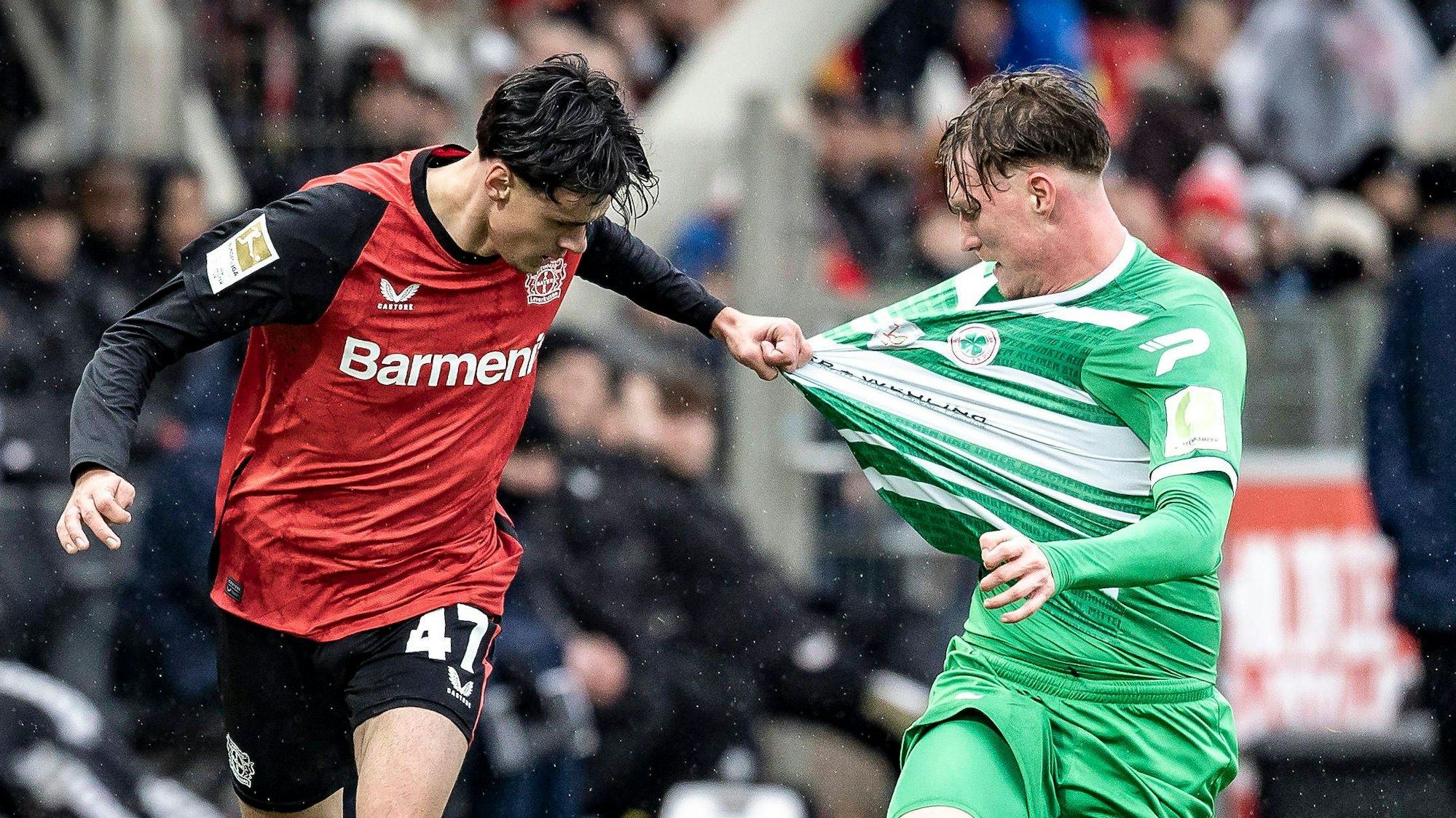 Testspiel Bayer 04 Leverkusen - Rot-Weiß Oberhausen, 05.01.2025 Kerim Alajbegovic Bayer 04 Leverkusen, 47 und Simon Ludwig Rot-Weiß Oberhausen, 24 im Zweikampf Testspiel Bayer 04 Leverkusen - Rot-Weiß Oberhausen am 05.01.2025 im Ulrich Haberland Stadion in Leverkusen. DIE DFL-VORSCHRIFTEN VERBIETEN JEDE VERWENDUNG VON FOTOS ALS BILDSEQUENZEN UND/ODER QUASI-VIDEO. *** Test match Bayer 04 Leverkusen Rot Weiß Oberhausen, 05 01 2025 Kerim Alajbegovic Bayer 04 Leverkusen, 47 and Simon Ludwig Rot Weiß Oberhausen, 24 in a duel Test match Bayer 04 Leverkusen Rot Weiß Oberhausen on 05 01 2025 at Ulrich Haberland Stadium in Leverkusen THE DFL REGULATIONS PROHIBIT ANY USE OF PHOTOS AS PICTURE SEQUENCES AND OR QUASI VIDEO Copyright: xBEAUTIFULxSPORTS/AxelxKohringx