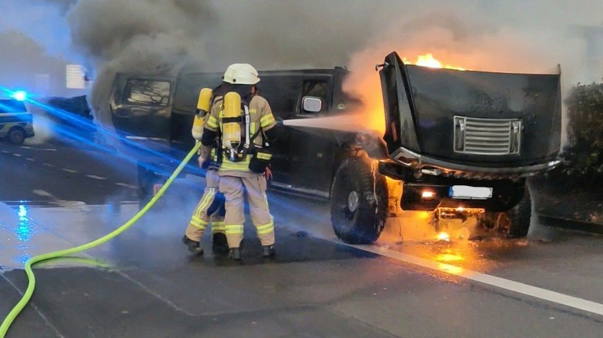 Die Feuerwehr Köln löscht eine brennende Stretch-Limousine.