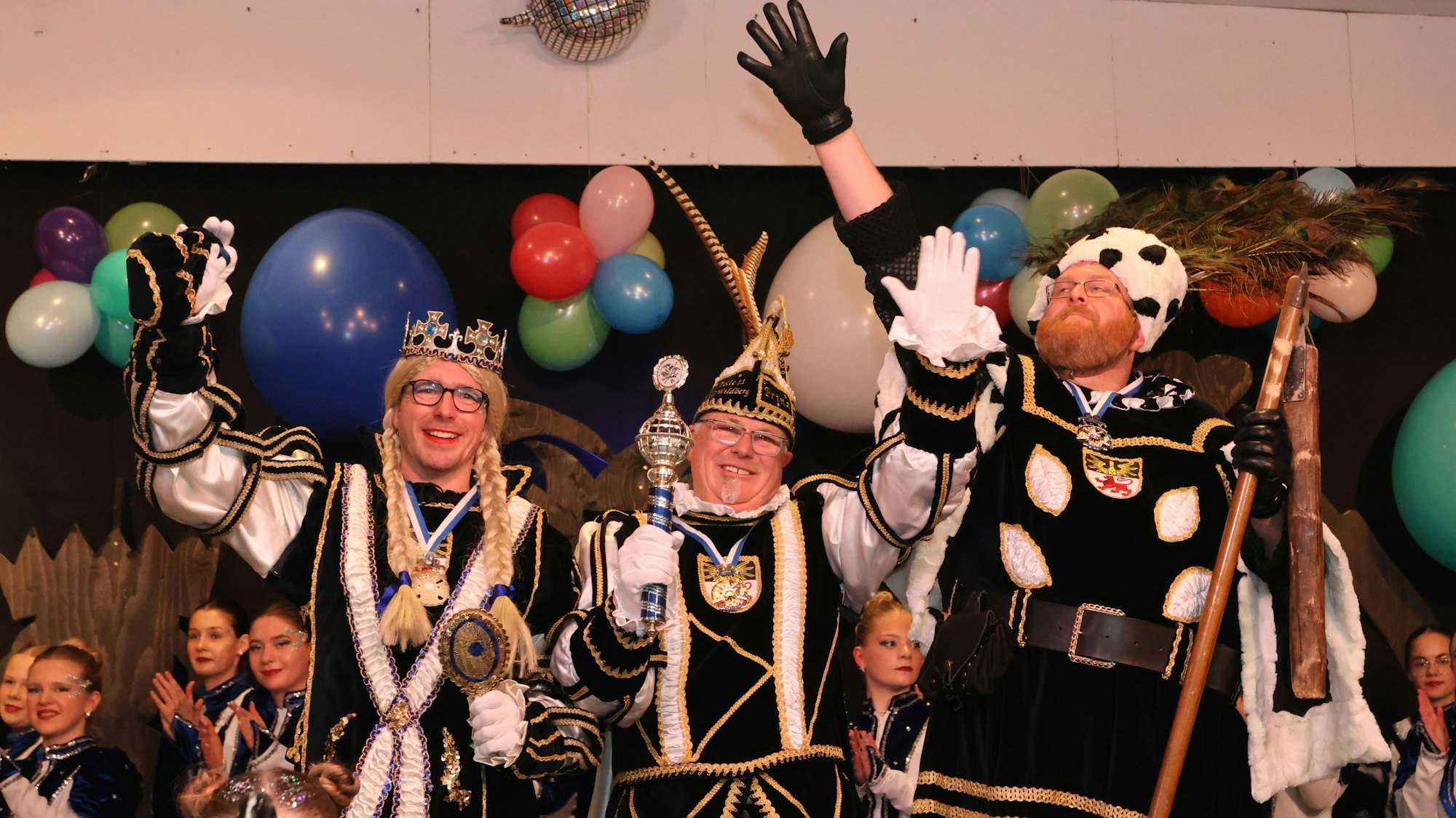 Das Foto zeigt jubelnde Dreigestirn der KG Tolle Elf Wildberg.