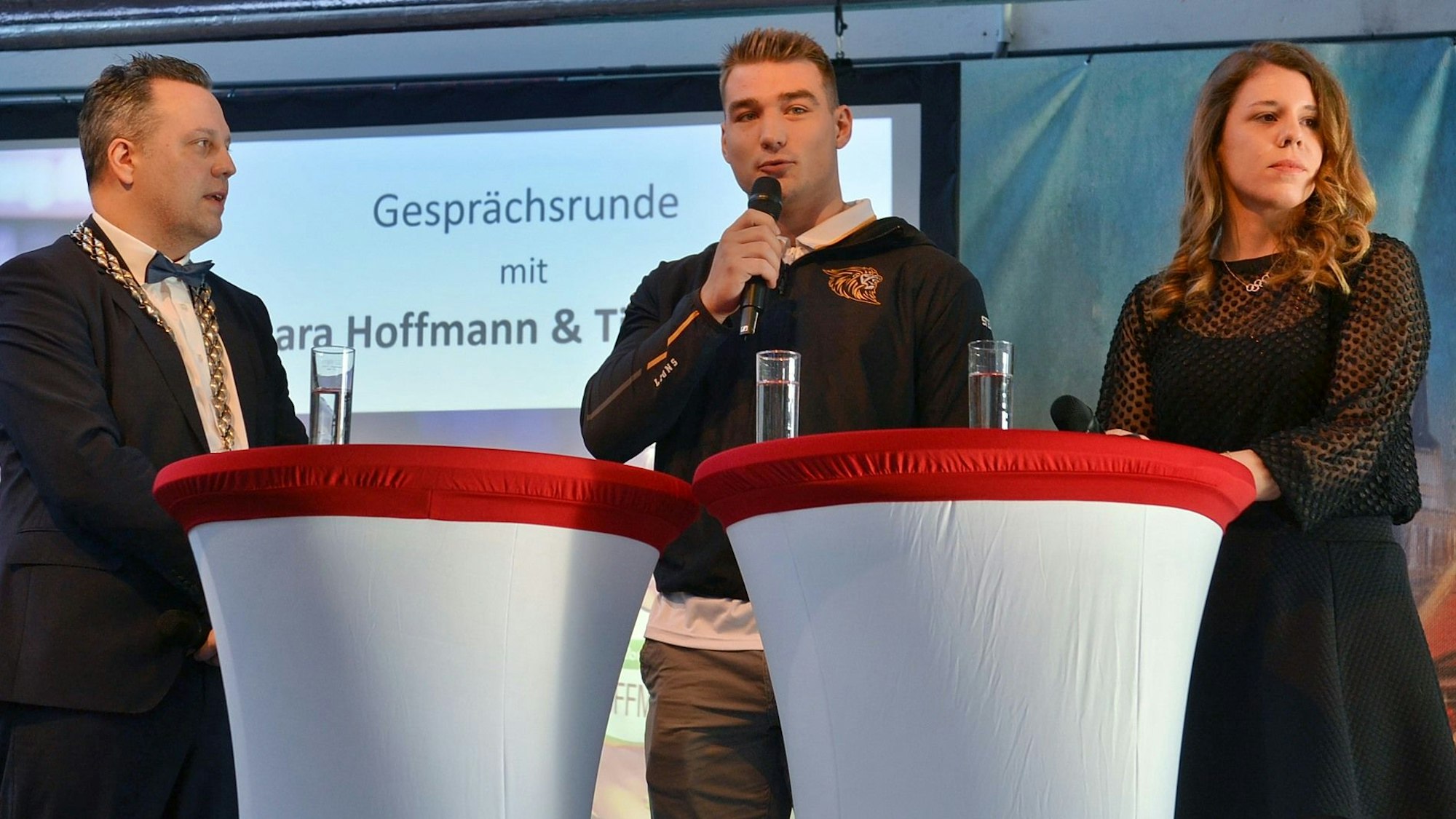 Die drei Gesprächspartner am Stehtischen.