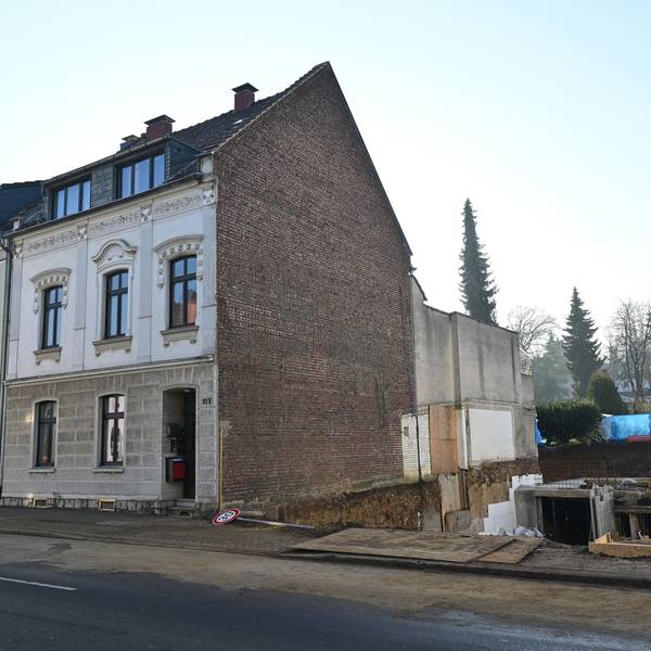 Rechts neben dem Haus befindet sich die Baugrube.