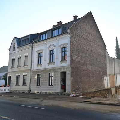 Rechts neben dem Haus befindet sich die Baugrube.