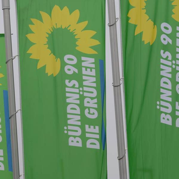 Fahnen von Bündnis90/Die Grünen sind bei der Landesdelegiertenkonferenz der bayerischen Grünen vor dem Gebäude zu sehen.