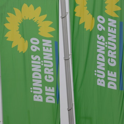 Fahnen von Bündnis90/Die Grünen sind bei der Landesdelegiertenkonferenz der bayerischen Grünen vor dem Gebäude zu sehen.