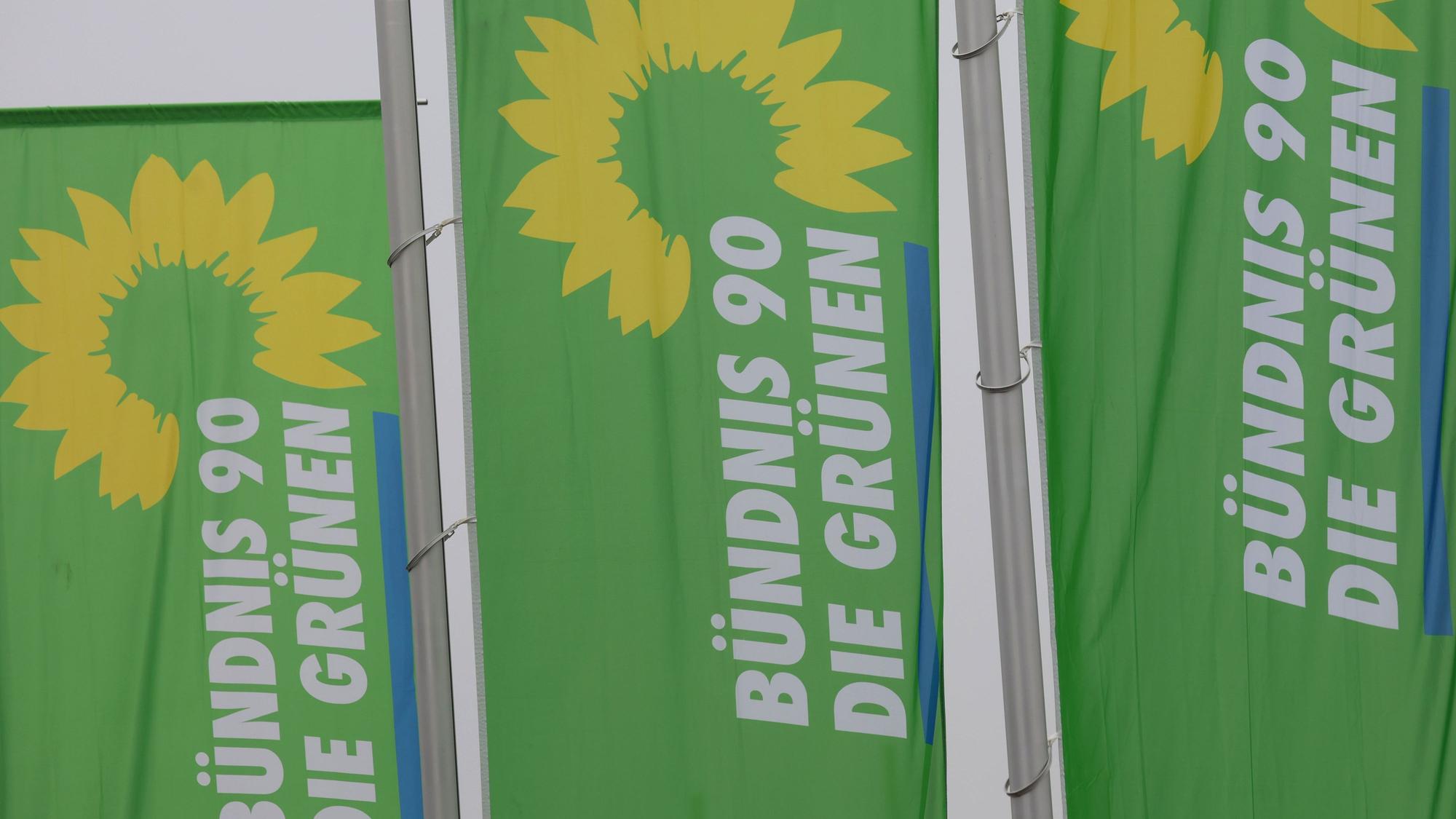 Fahnen von Bündnis90/Die Grünen sind bei der Landesdelegiertenkonferenz der bayerischen Grünen vor dem Gebäude zu sehen.