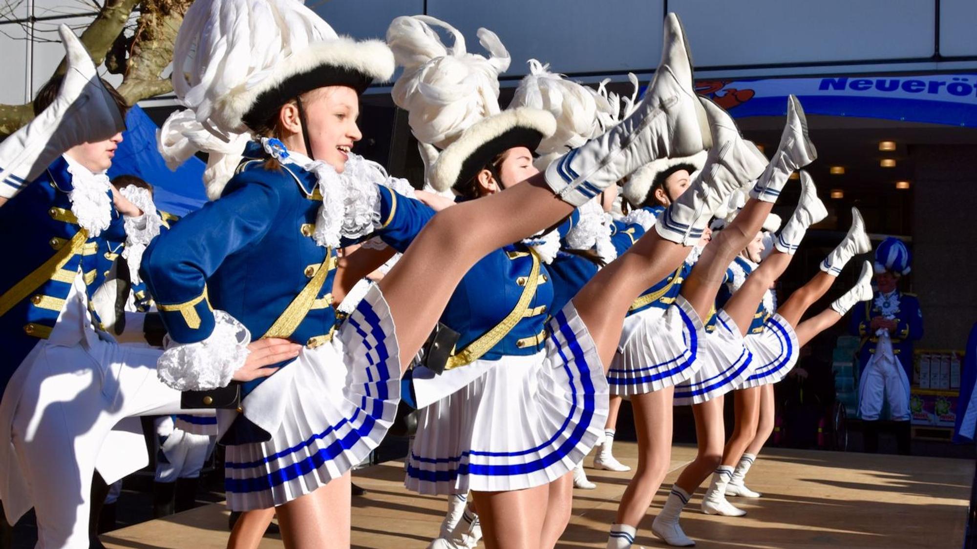 Die Funken Blau-Weiß eröffneten die Session in Siegburg.
Peter Stagnier neuer Präsident der Funken, führt erstmals die Funken durch die Session