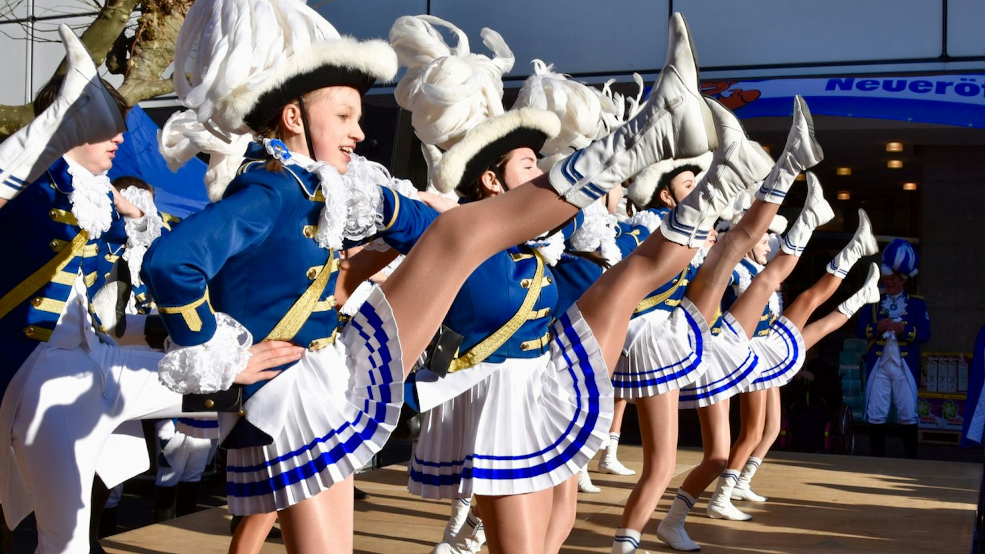 Die Funken Blau-Weiß eröffneten die Session in Siegburg.
Peter Stagnier neuer Präsident der Funken, führt erstmals die Funken durch die Session