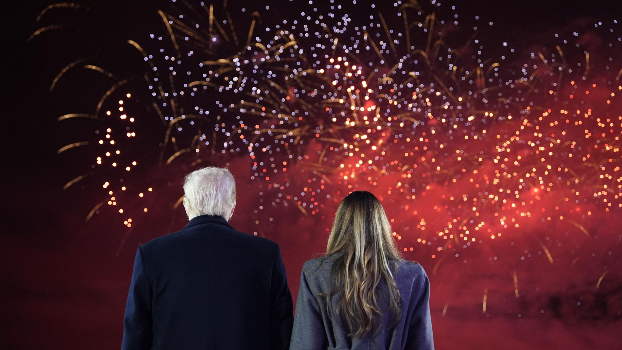 Am Tag vor der Amtseinführung sehen sich der designierte US-Präsident Donald Trump, Melania Trump und ihre Familie sich ein Feuerwerk im Trump National Golf Club in Sterling, Virginia, an.