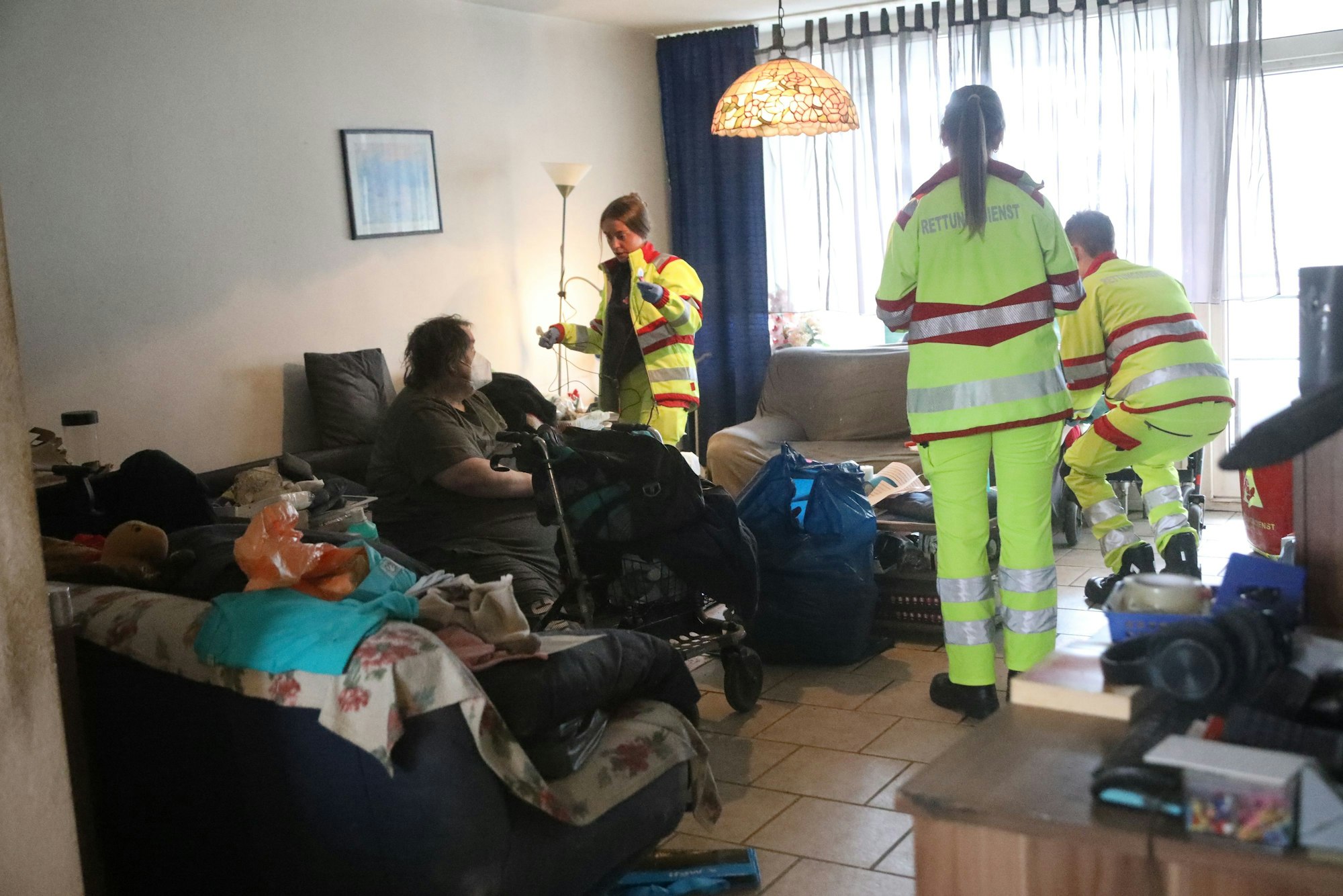 17.01.2025, Köln: Nachgehakt: Im Sommer 2024 berichtete KStA über ein Ehepaar, das in seiner Wohnung verwahrlost . Reinigungskräfte säubern nun die Wohnung. Foto: Arton Krasniqi