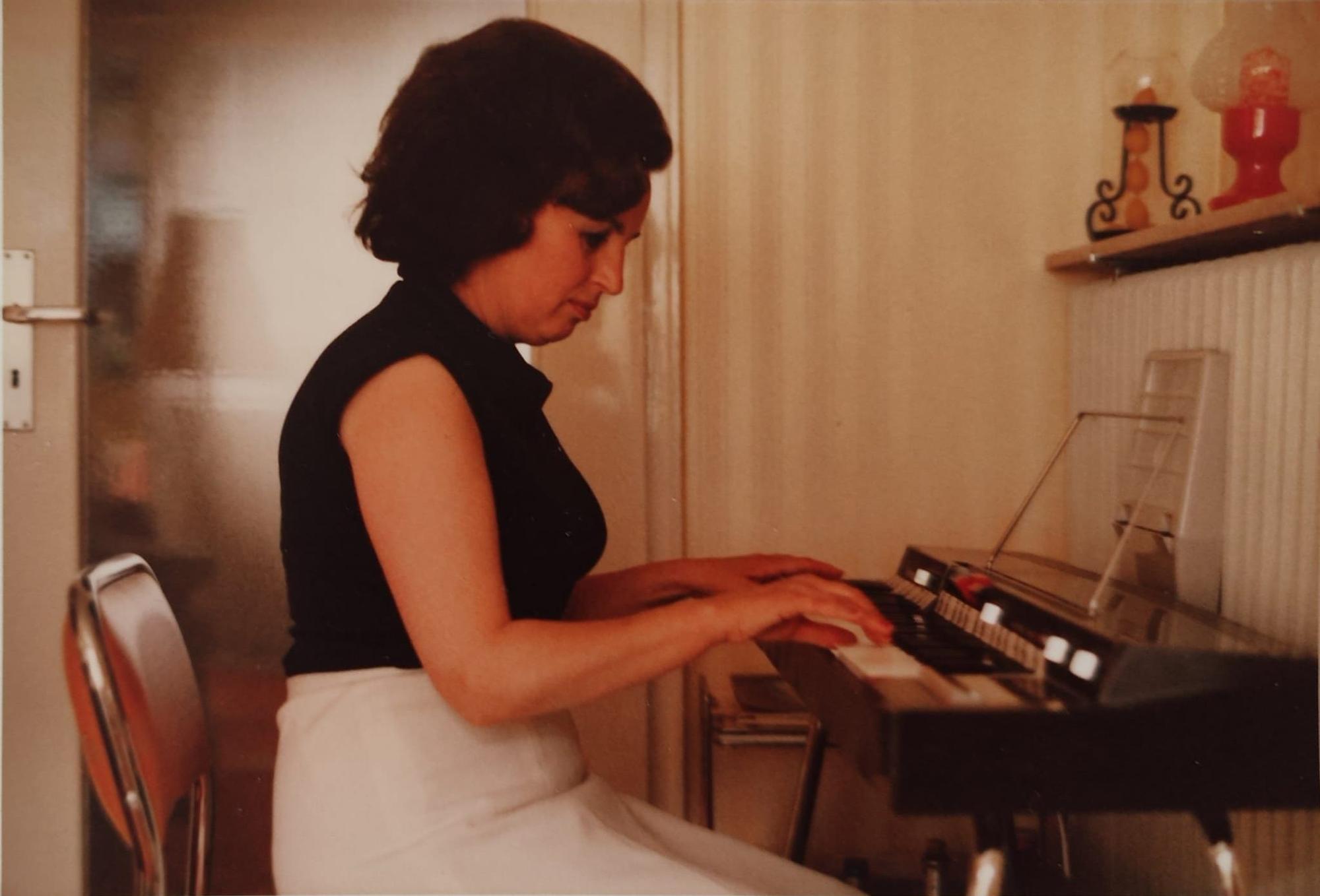 Paula Hilsemer als junge Frau an der Orgel, in ihrer Wohnung, in die sie 1955 einzog