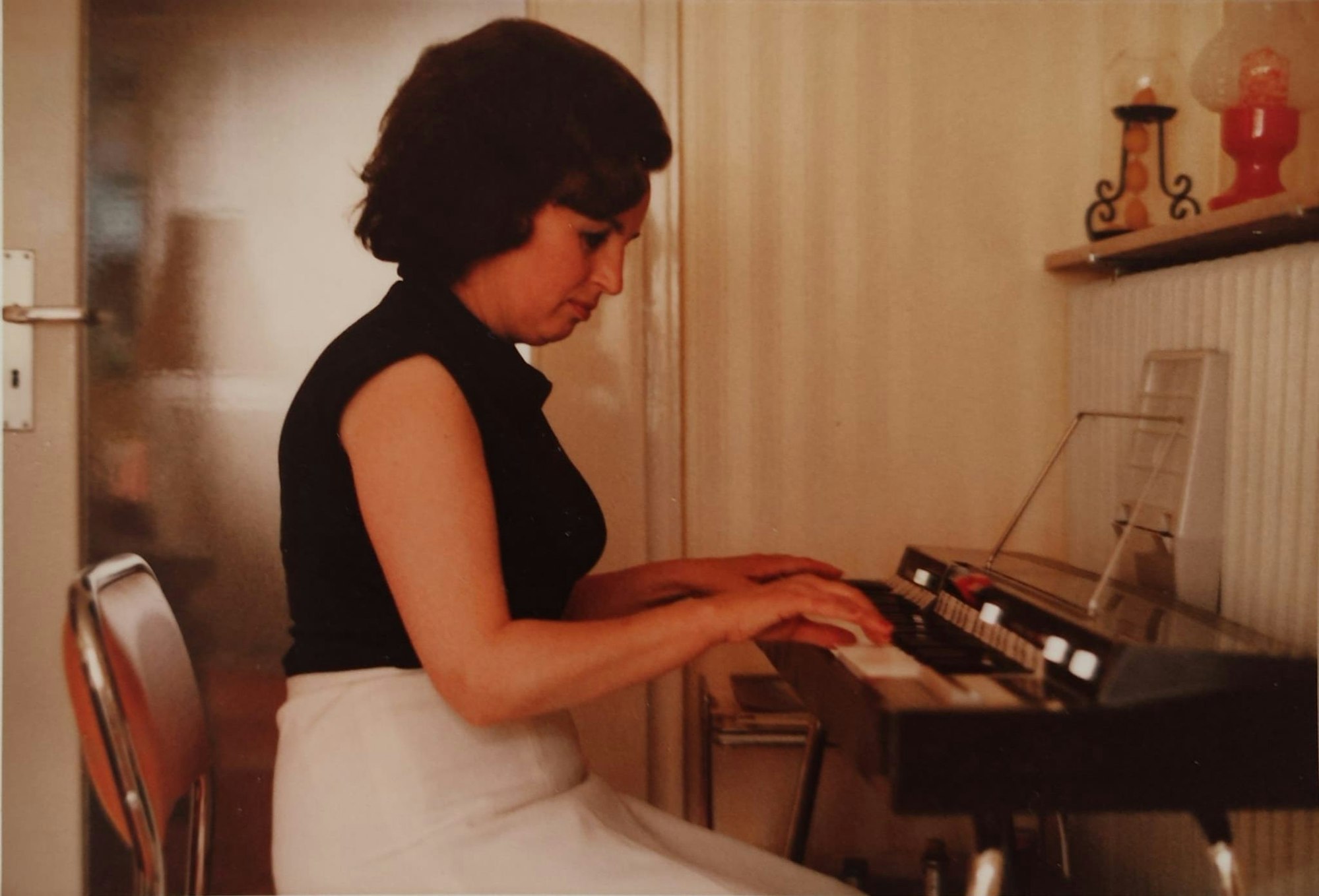 Paula Hilsemer als junge Frau an der Orgel, in ihrer Wohnung, in die sie 1955 einzog