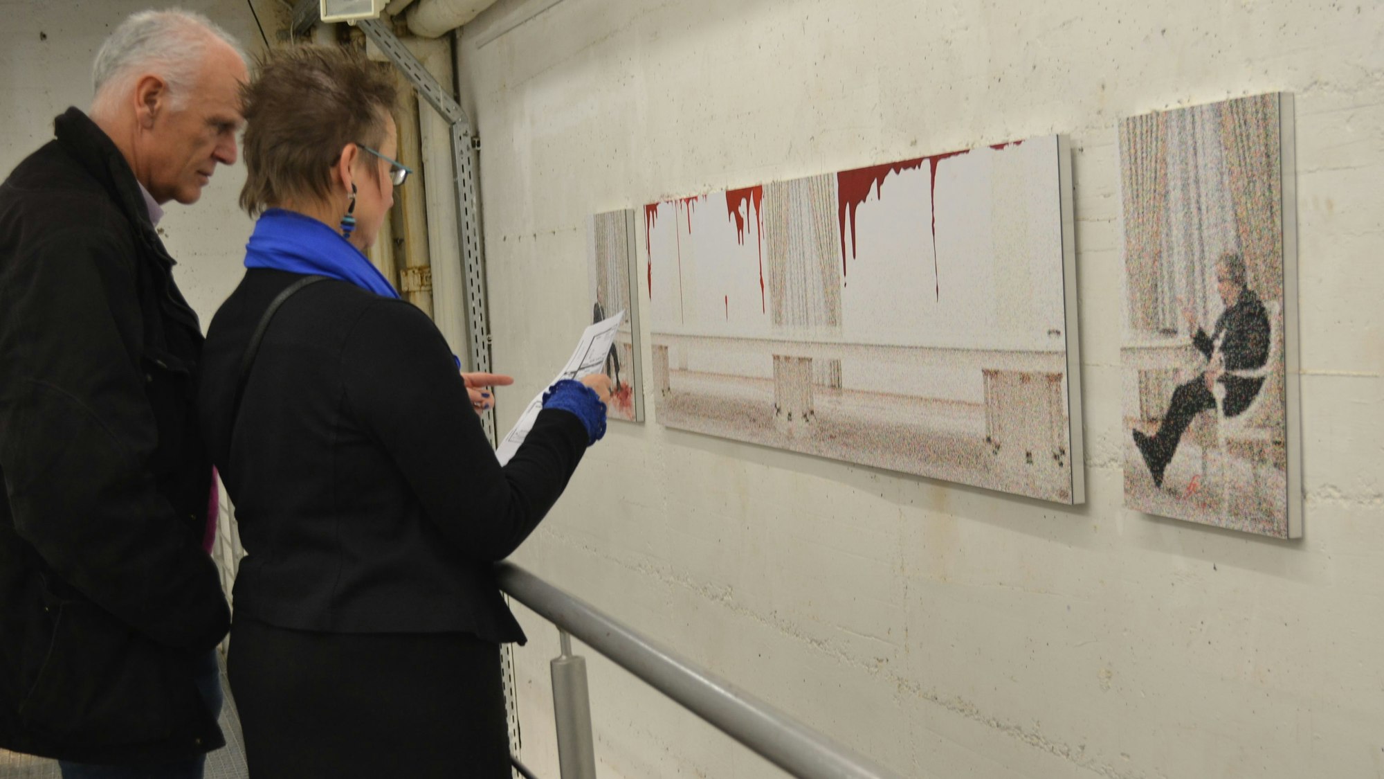 Auf großes Interesse stoßen die Ausstellungen des Kunstvereins im Siegburger Pumpwerk jedes Mal. Hier eine ziemlich böse Darstellung von Wladimir Putins übergroßem Gästetisch von Veronika Fulde.