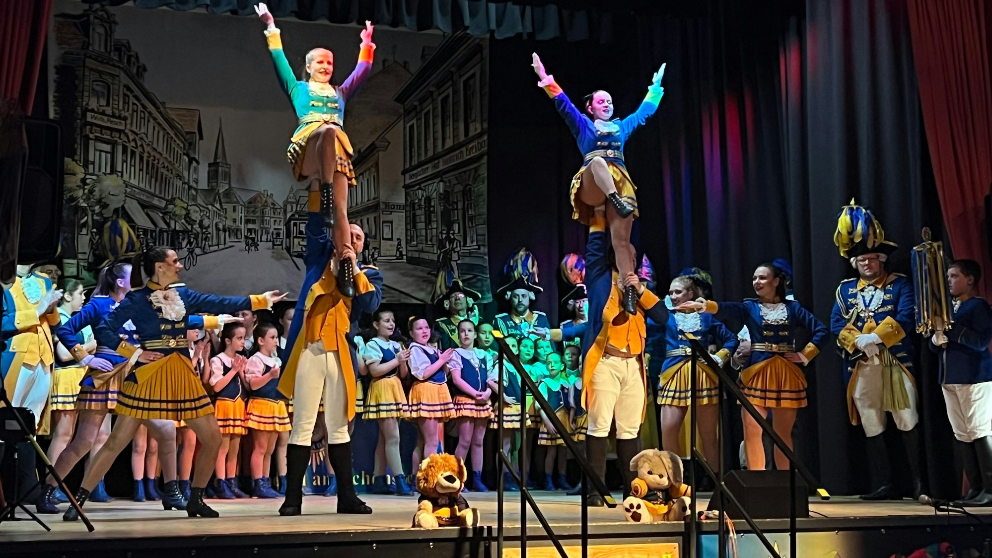 Karnevalistische Tänzer zeigen eine Hebefigur auf einer Bühne