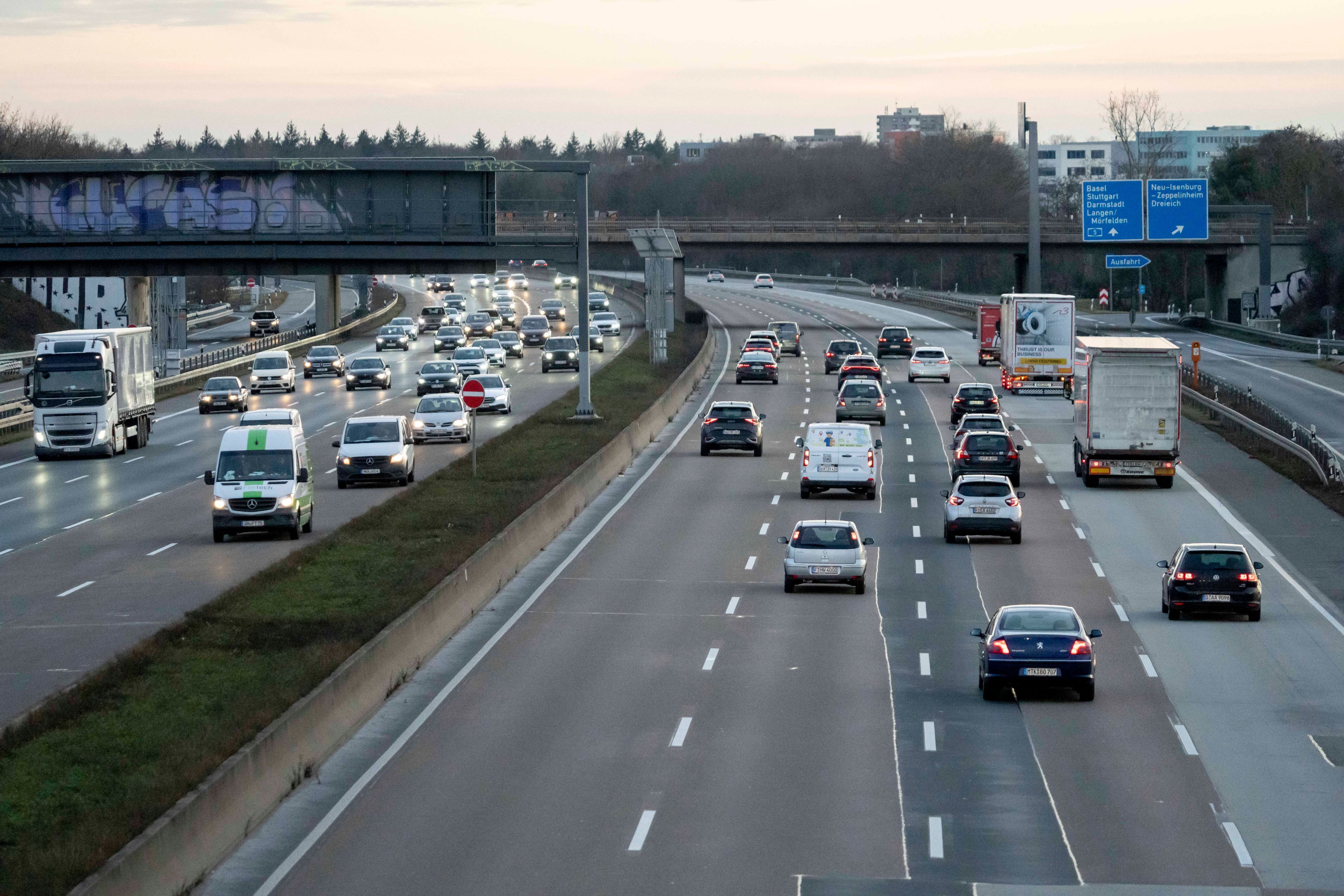 Die Autobahn A5 in der Nähe von Frankfurt/Main Flughafen. (Symbolbild)