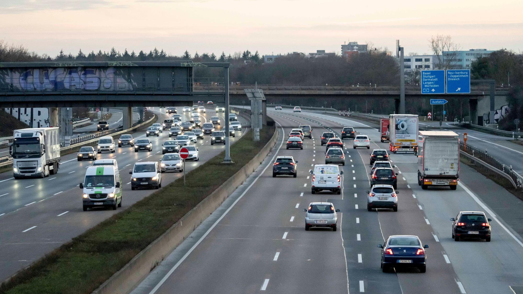 Die Autobahn A5 in der Nähe von Frankfurt/Main Flughafen. (Symbolbild)