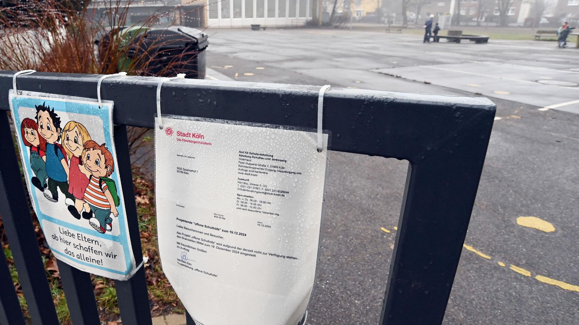 Schild auf dem steht, dass der Schulhof geschlossen bleibt.