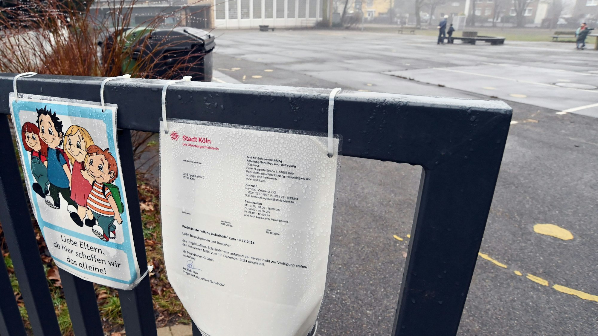 Schild auf dem steht, dass der Schulhof geschlossen bleibt.