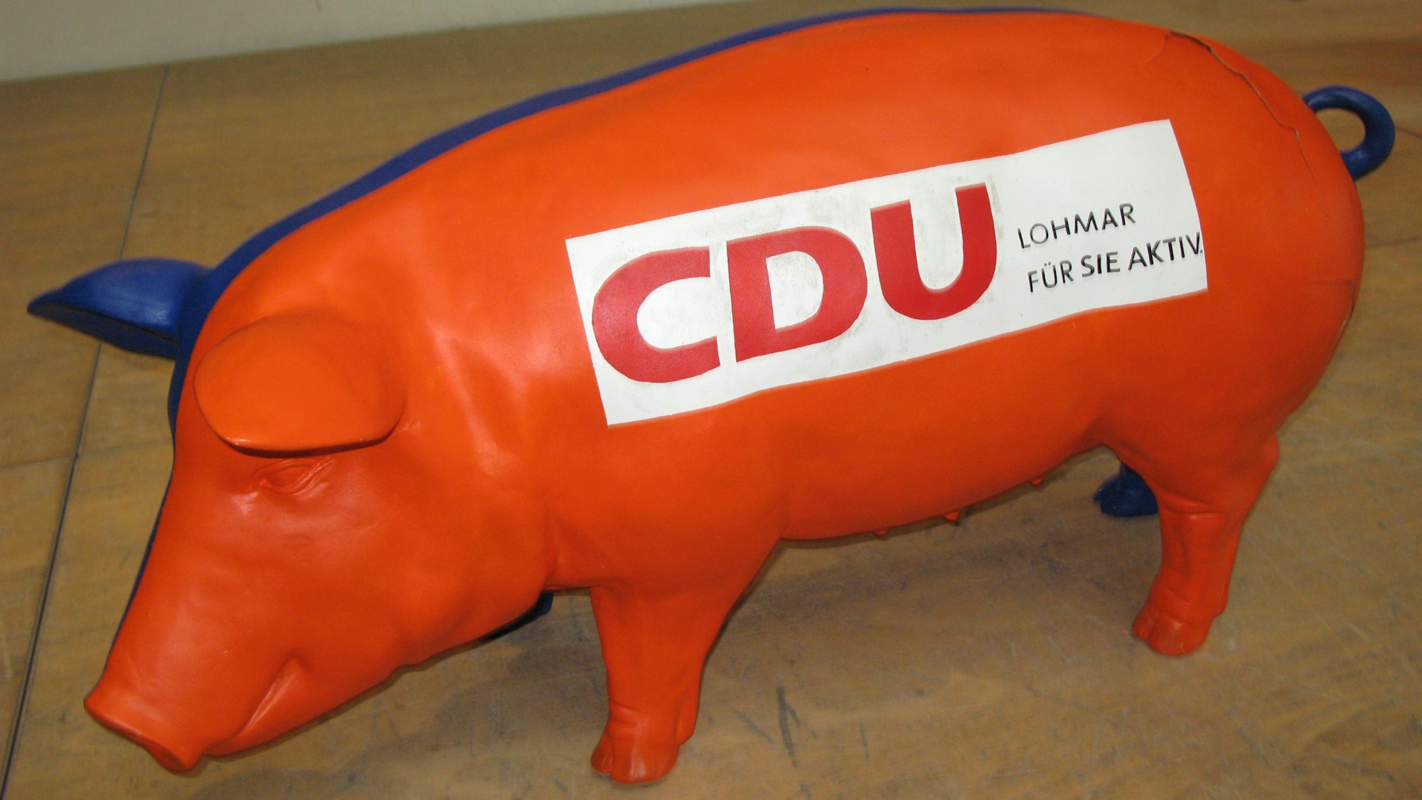 Ein künstliches Schwein mit der Aufschrift „CDU Lohmar für Sie aktiv“.