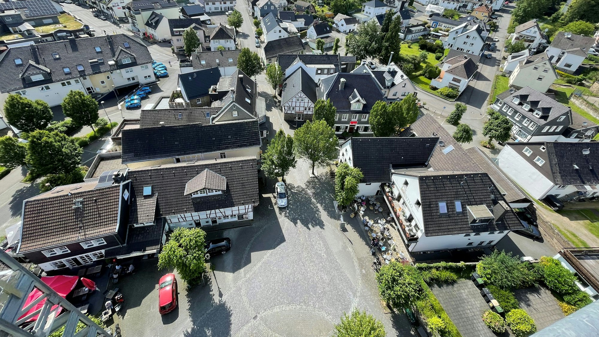 Der Lindlarer Ortskern, fotografiert vom Turm der Kirche St. Severin in Richtung Westen.