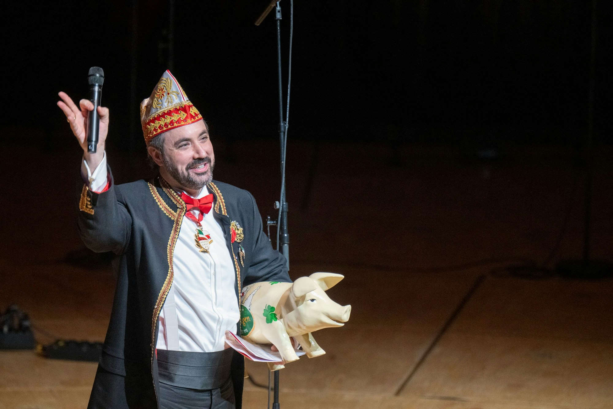 19.01.2025, Köln: Marc Michelske ist der neue Zugleiter für den Rosenmontagszug. Karnevalistische Matinee in der Philharmonie zugunsten des Kölner Rosenmontagszuges. Unter dem Sessionsmotto „FasteLOVEnd – Wenn Dräum widder blöhe“ wird eine musikalische Traumreise durch unseren Fastelovend versprochen. Foto: Uwe Weiser