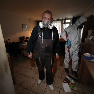 17.01.2025, Köln: Nachgehakt: Im Sommer 2024 berichtete der KStA über ein Ehepaar, das in seiner Wohnung verwahrlost . Reinigungskräfte säubern nun die Wohnung. Foto: Arton Krasniqi