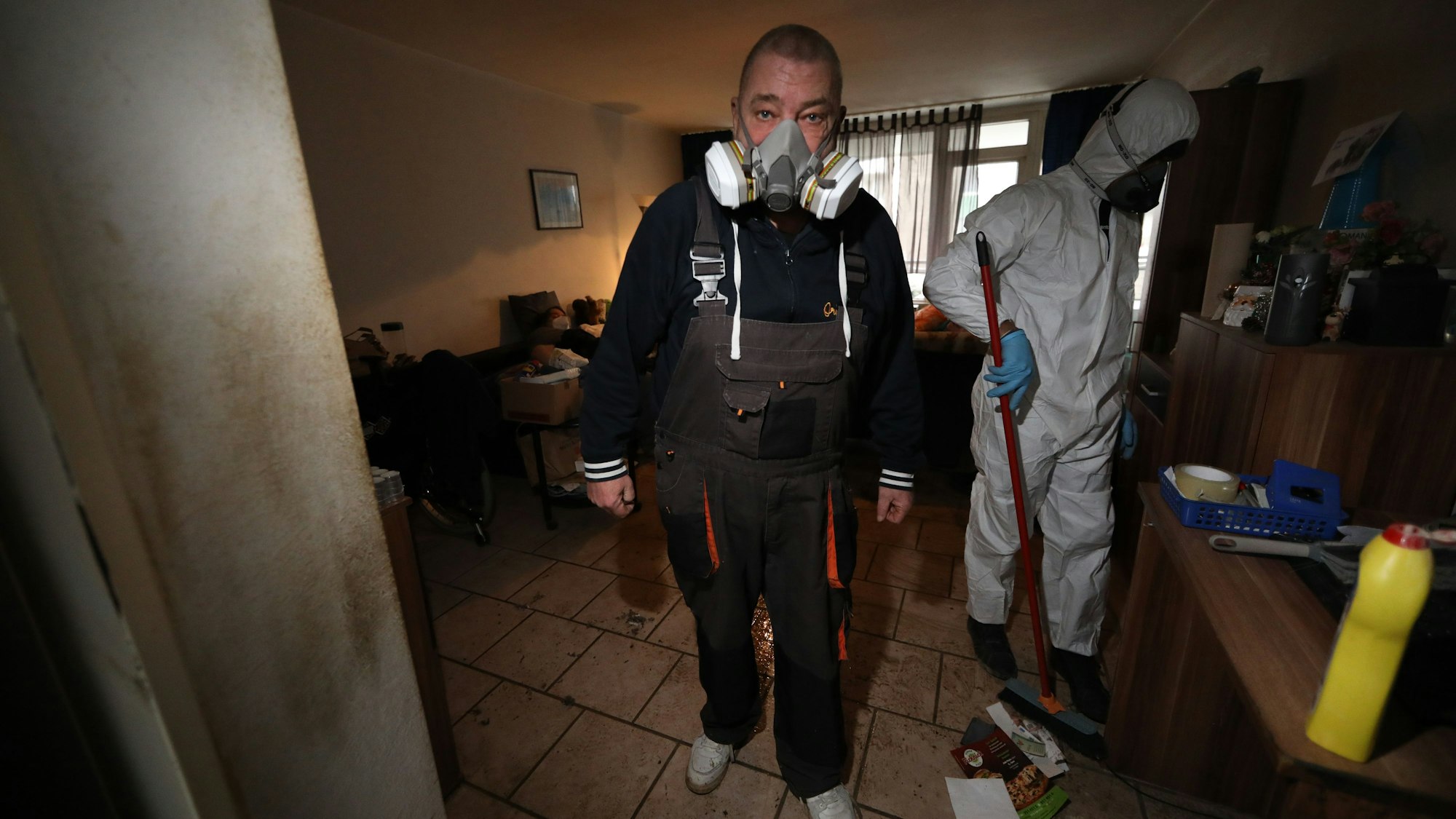 17.01.2025, Köln: Nachgehakt: Im Sommer 2024 berichtete der KStA über ein Ehepaar, das in seiner Wohnung verwahrlost . Reinigungskräfte säubern nun die Wohnung. Foto: Arton Krasniqi