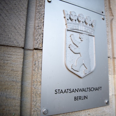 Das Schild mit der Aufschrift «Staatsanwaltschaft Berlin» am Eingang des Gerichts in Moabit.