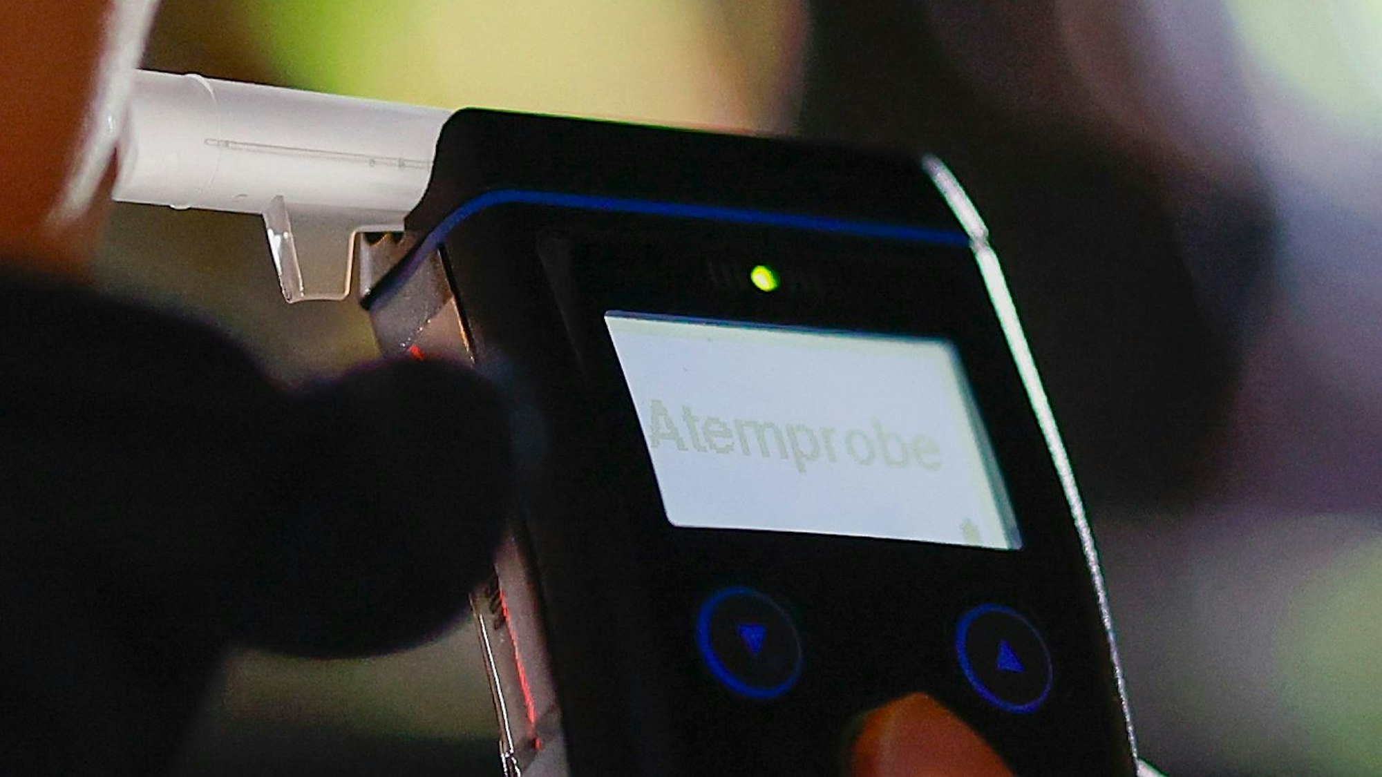 Die Polizei misst den Atemalkoholgehalt eines Autofahrers mit einem Alkoholtester.