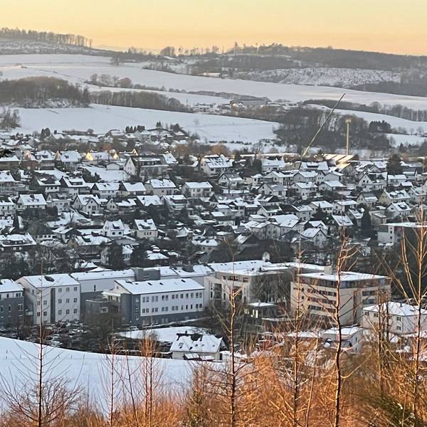 Winterlicher Blick vom Brungerst in Richtung LIndlar Ortsmitte, im Vordergrund das Rathaus.