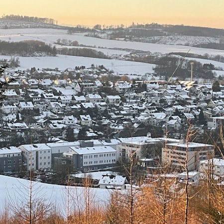 Winterlicher Blick vom Brungerst in Richtung LIndlar Ortsmitte, im Vordergrund das Rathaus.