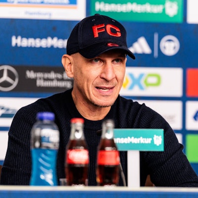 2. Fussball Bundesliga: Hamburger SV - 1. FC Köln 18.01.2025 Gerhard Struber Trainer 1. FC Köln angefressen, frustriert in der Pressekonferenz nach dem Spiel 2. Fussball Bundesliga: Hamburger SV - 1. FC Köln, Hamburg, Volksparkstadion am 18.01.2025 DFL REGULATIONS PROHIBIT ANY USE OF PHOTOGRAPHS AS IMAGE SEQUENCES AND/OR QUASI-VIDEO. *** 2 Fussball Bundesliga Hamburger SV 1 FC Köln 18 01 2025 Gerhard Struber Trainer 1 FC Köln pissed off, frustrated in the press conference after the match 2 Fussball Bundesliga Hamburger SV 1 FC Köln, Hamburg, Volksparkstadion on 18 01 2025 DFL REGULATES PROHIBIT ANY USE OF PHOTOGRAPHS AS IMAGE SEQUENCES AND OR QUASI VIDEO Copyright: xBEAUTIFULxSPORTS/Wunderlx