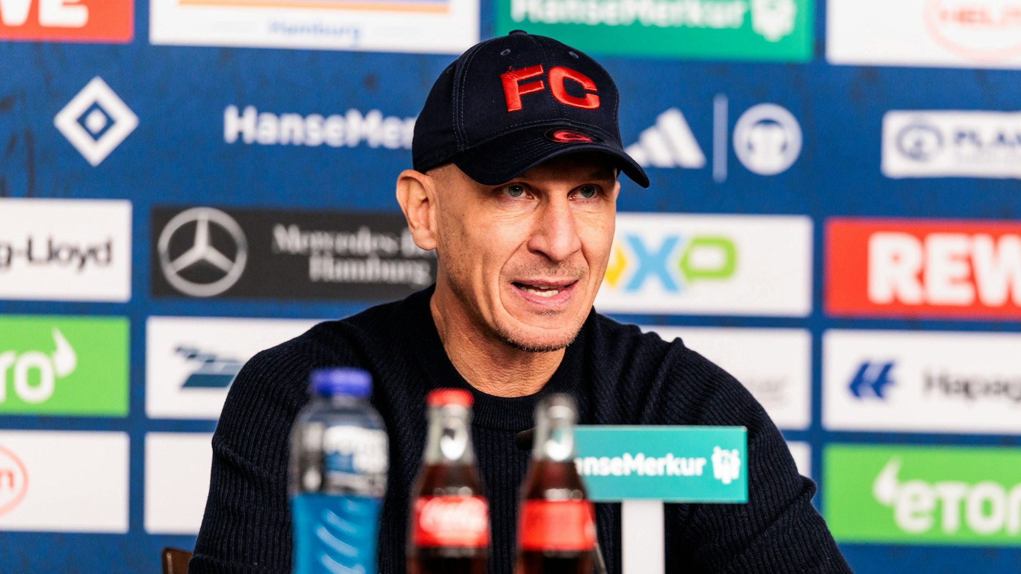2. Fussball Bundesliga: Hamburger SV - 1. FC Köln 18.01.2025 Gerhard Struber Trainer 1. FC Köln angefressen, frustriert in der Pressekonferenz nach dem Spiel 2. Fussball Bundesliga: Hamburger SV - 1. FC Köln, Hamburg, Volksparkstadion am 18.01.2025 DFL REGULATIONS PROHIBIT ANY USE OF PHOTOGRAPHS AS IMAGE SEQUENCES AND/OR QUASI-VIDEO. *** 2 Fussball Bundesliga Hamburger SV 1 FC Köln 18 01 2025 Gerhard Struber Trainer 1 FC Köln pissed off, frustrated in the press conference after the match 2 Fussball Bundesliga Hamburger SV 1 FC Köln, Hamburg, Volksparkstadion on 18 01 2025 DFL REGULATES PROHIBIT ANY USE OF PHOTOGRAPHS AS IMAGE SEQUENCES AND OR QUASI VIDEO Copyright: xBEAUTIFULxSPORTS/Wunderlx