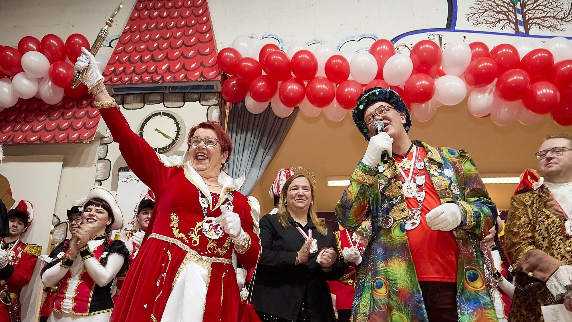 Prinzessin Uschi feiert zusammen mit anderen Karnevalisten auf der Bühne und reckt das goldene Zepter in die Luft.
