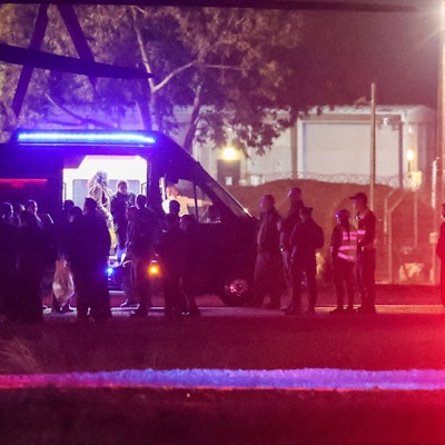 Die drei freigelassenen israelischen Geiseln steigen aus einem Lieferwagen aus, bevor sie in einen Transporthubschrauber der israelischen Luftwaffe steigen.