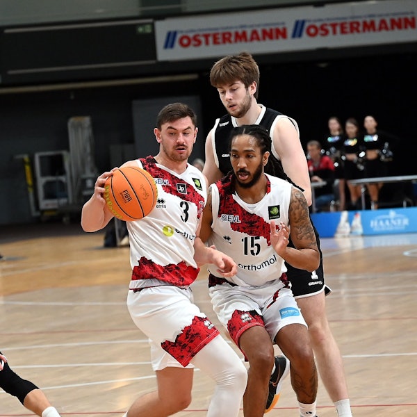 27.10.2024 Basketball-Bayer Giants Leverkusen -Sixers
links: Luca Finn Kahl (bayer)
rechts: Donte Nicholas (bayer)
Foto: Uli Herhaus
