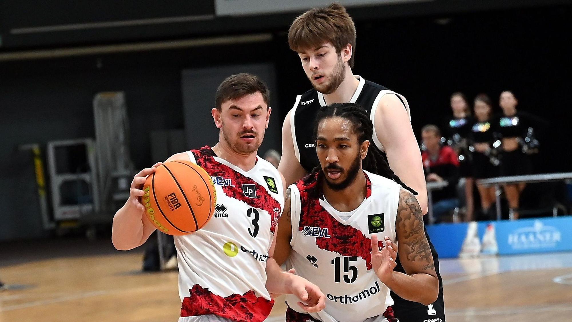 27.10.2024 Basketball-Bayer Giants Leverkusen -Sixers
links: Luca Finn Kahl (bayer)
rechts: Donte Nicholas (bayer)
Foto: Uli Herhaus