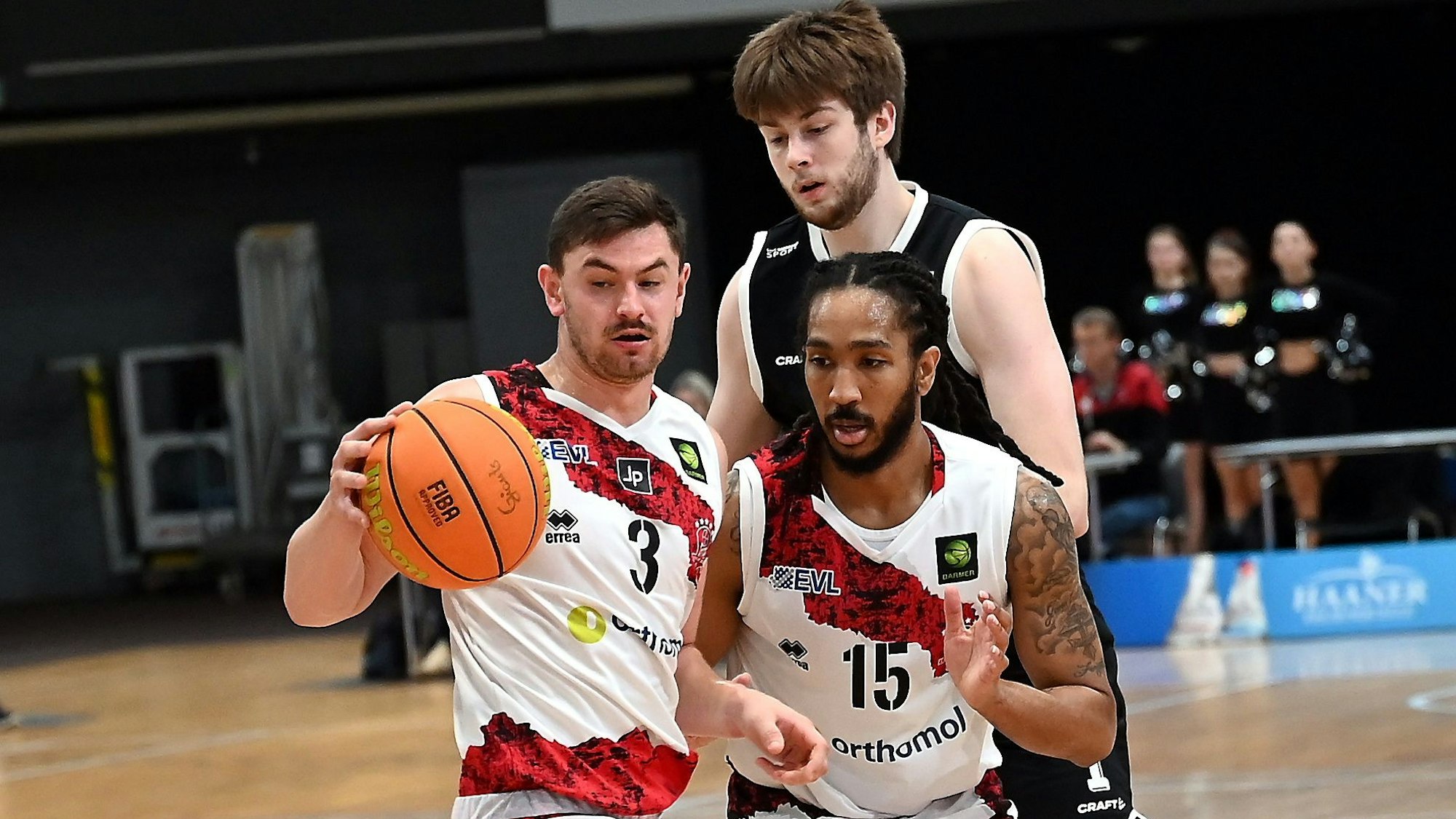 27.10.2024 Basketball-Bayer Giants Leverkusen -Sixers
links: Luca Finn Kahl (bayer)
rechts: Donte Nicholas (bayer)
Foto: Uli Herhaus