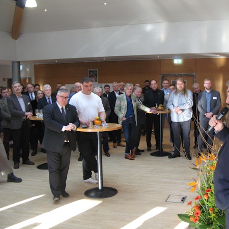 Innenminister Herbert Reul spricht vor einer Schar von Menschen in einem Saals ins Mikrofon.