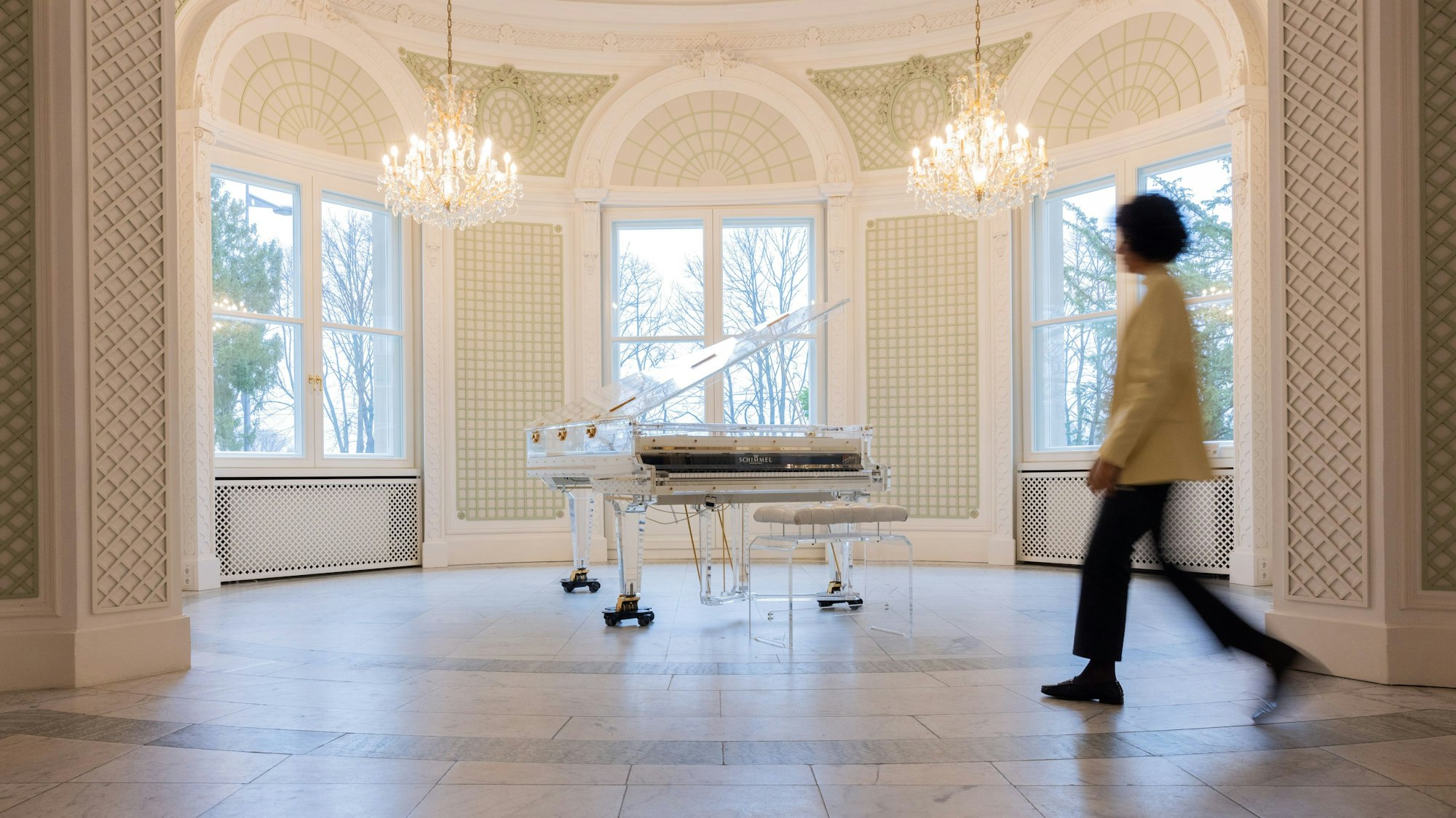 16.01.2025, Nordrhein-Westfalen, Köln: Der berühmte Glasflügel des Entertainers Udo Jürgens steht im Auktionshaus Sotheby·s. Der Glasflügel hatte Jürgens seit Mitte der 80er Jahre zu vielen seiner Auftritte begleitet. Für sein Album Traumtänzer» ließ er den Flügel 1983 von einem Helikopter sogar auf das Jungfraujoch in den Schweizer Alpen fliegen. Dort spielte er mitten im Schnee auf dem Instrument - «ich habe noch nie so gefroren», sagte er hinterher. Foto: Rolf Vennenbernd/dpa +++ dpa-Bildfunk +++