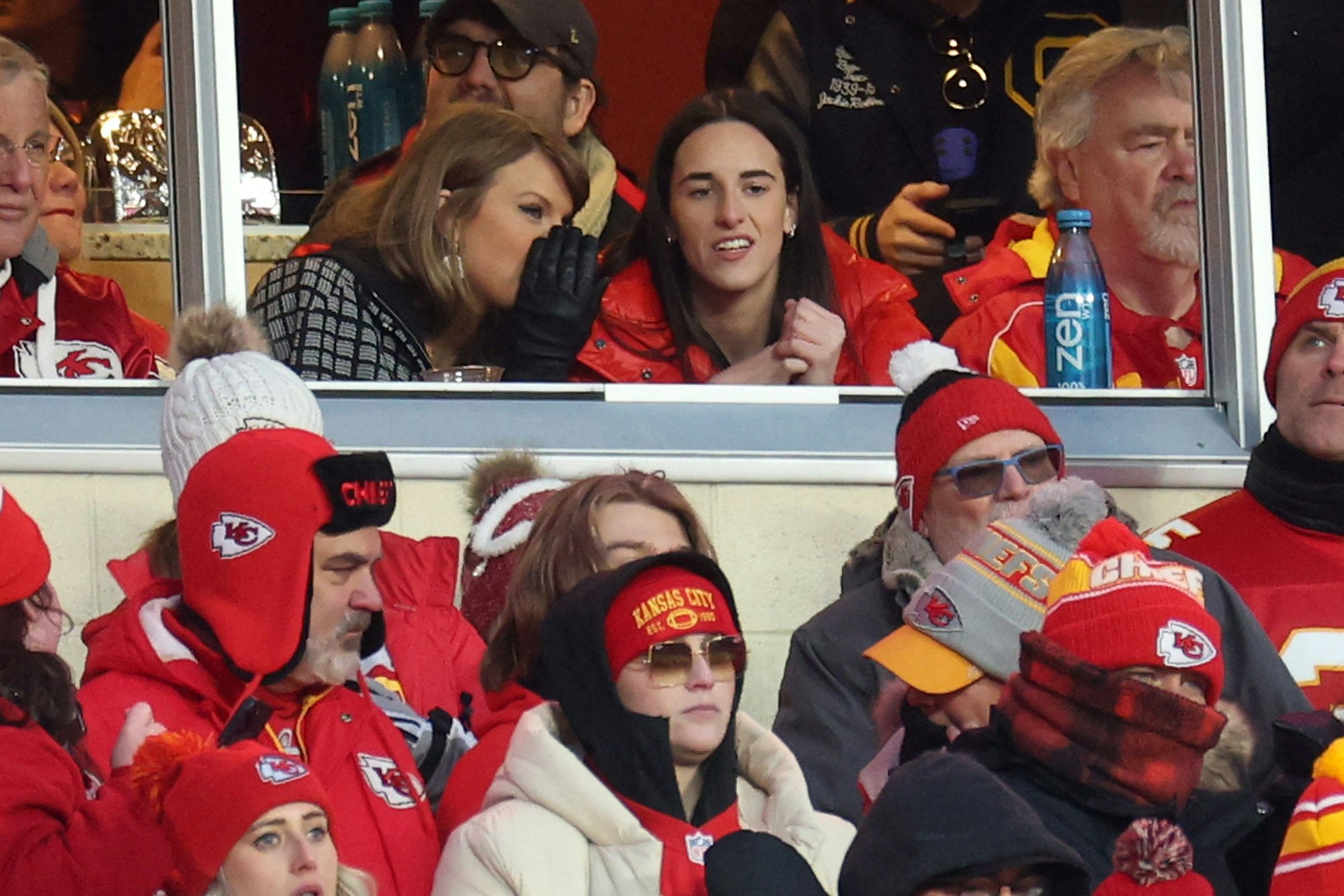 Taylor Swift und die Basketball-Spielerin Caitlin Clark (r.)von den Indiana Fever.