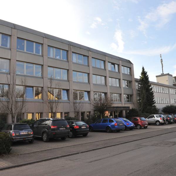 Autos parken vor dem Gustav-Lübbe-Haus an der Scheidtbachstraße in Bergisch Gladbach.