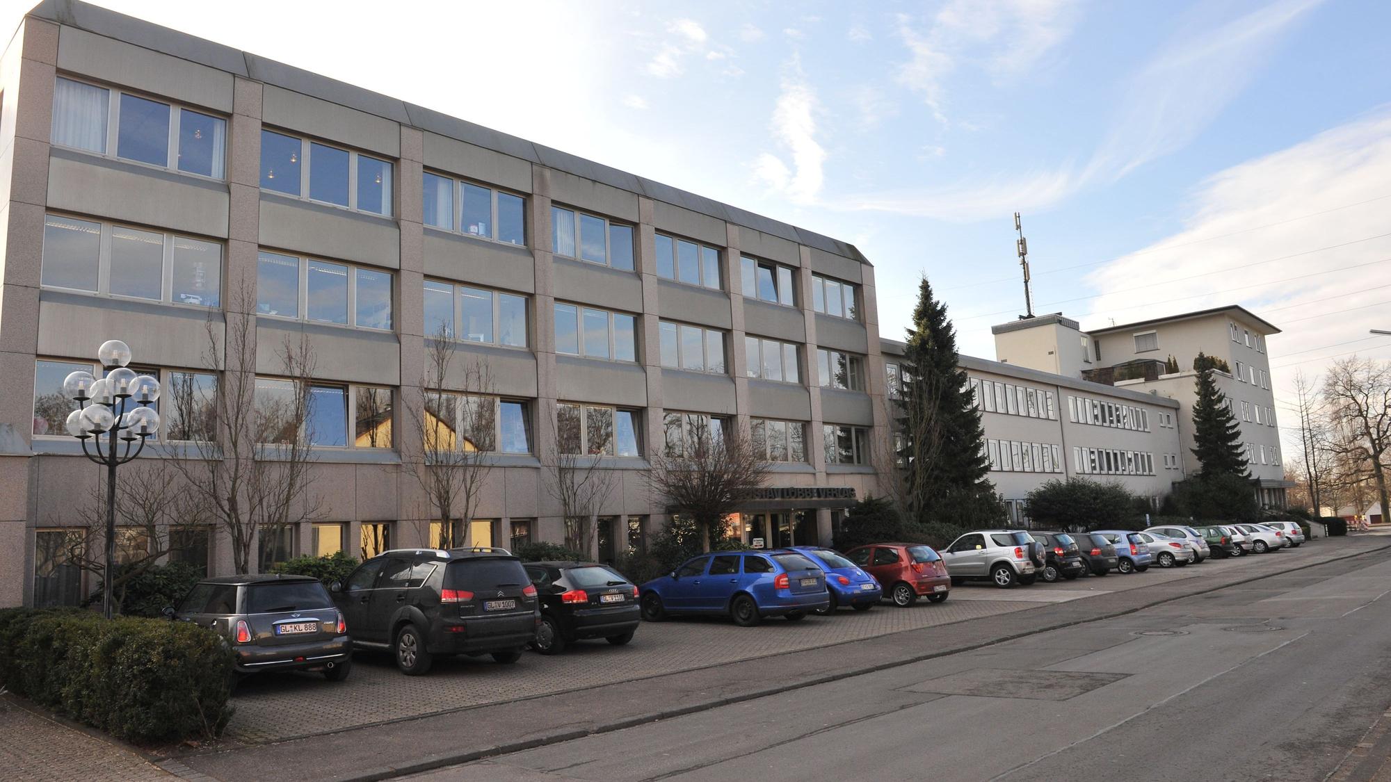 Autos parken vor dem Gustav-Lübbe-Haus an der Scheidtbachstraße in Bergisch Gladbach.