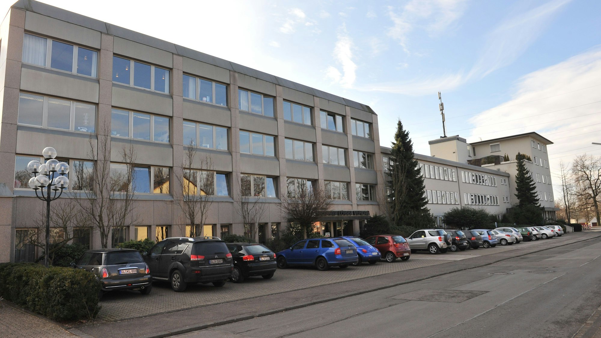 Autos parken vor dem Gustav-Lübbe-Haus an der Scheidtbachstraße in Bergisch Gladbach.
